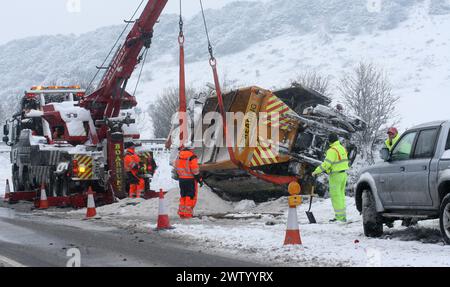 12/10 HEUTE FOTO ...wird Ein Streuwagen des Hampshire County Council mit einem Kran nach rechts gebracht, nachdem er abgestürzt und auf dem Eis auf der A3 in BU umgekippt wurde Stockfoto