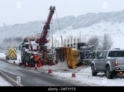 12/10 HEUTE FOTO ...wird Ein Streuwagen des Hampshire County Council mit einem Kran nach rechts gebracht, nachdem er abgestürzt und auf dem Eis auf der A3 in BU umgekippt wurde Stockfoto