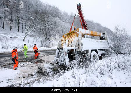 12/10 HEUTE FOTO ...wird Ein Streuwagen des Hampshire County Council mit einem Kran nach rechts gebracht, nachdem er abgestürzt und auf dem Eis auf der A3 in BU umgekippt wurde Stockfoto