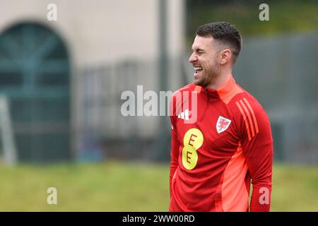 Cardiff, Großbritannien. März 2024. Aaron Ramsey aus Wales lacht, als er am Mittwoch, den 20. März 2024, in Hensol, Vale of Glamorgan, in Südwales, wieder beim walisischen Fußballteam-Training zu sein scheint. Das Team trainiert morgen vor dem Qualifikationsspiel zur UEFA Euro 2024 gegen Finnland. foto: Andrew Orchard Sportfotografie/Alamy Live News Stockfoto