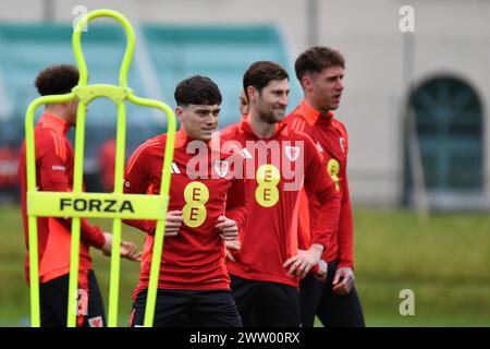 Cardiff, Großbritannien. März 2024. Daniel James (l), Ben Davies und Joe Rodon aus Wales (r) schauen sich beim Training der walisischen Fußballmannschaft in Hensol, Vale of Glamorgan in Südwales am Mittwoch, den 20. März 2024 an. Das Team trainiert morgen vor dem Qualifikationsspiel zur UEFA Euro 2024 gegen Finnland. foto: Andrew Orchard Sportfotografie/Alamy Live News Stockfoto