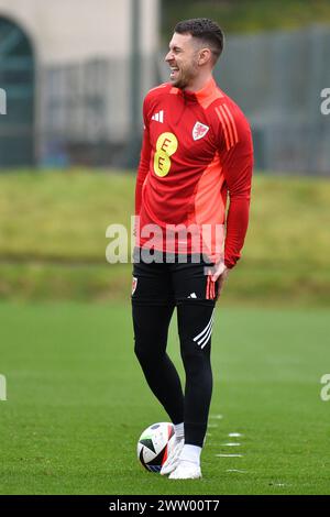 Cardiff, Großbritannien. März 2024. Aaron Ramsey aus Wales lacht, als er am Mittwoch, den 20. März 2024, in Hensol, Vale of Glamorgan, in Südwales, wieder beim walisischen Fußballteam-Training zu sein scheint. Das Team trainiert morgen vor dem Qualifikationsspiel zur UEFA Euro 2024 gegen Finnland. foto: Andrew Orchard Sportfotografie/Alamy Live News Stockfoto