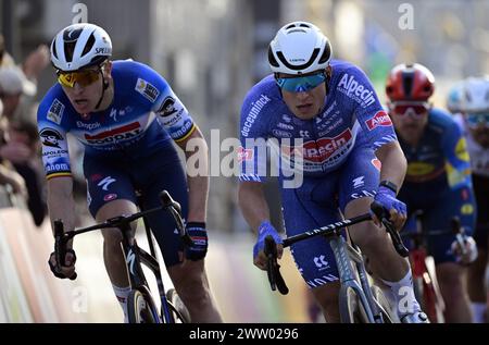 De Panne, Belgien. März 2024. Der belgische Tim Merlier aus Soudal Quick-Step und der belgische Jasper Philipsen aus Alpecin-Deceuninck, die während des eintägigen Rennens der Herren „Classic Brugge-de Panne“, 198, 9 km von Brügge nach de Panne, Mittwoch, den 20. März 2024, in Aktion genommen wurden. BELGA FOTO DIRK WAEM Credit: Belga News Agency/Alamy Live News Stockfoto