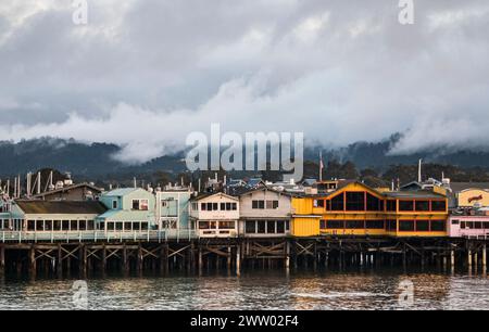 Farbenfrohe Gebäude mit Geschäften und Restaurants säumen den berühmten Fischerhafen mit Blick auf den Hafen in Monterey, Kalifornien Stockfoto