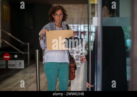 Die Demonstranten halten einen Strauß schwarzer Rosen und eine Petition während einer Demonstration vor dem Hauptquartier der PSOE, der offiziellen Partei der spanischen Regierung, um ein Ende des Waffenverkaufs an Israel zu fordern. Demonstranten des Solidaritätsnetzes gegen die Besetzung Palästinas in Spanien reichten eine Petition ein, in der sie die Beendigung des Waffenhandels zwischen Spanien und Israel forderten, sowie einen Blumenstrauß schwarzer Rosen an Pedro Sanchez, den Präsidenten der spanischen Regierung und Generalsekretär der PSOE (Partei Spanischer Sozialistischer Arbeiter). Stockfoto