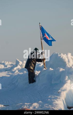 Ned Arey, nachdem er im Frühling auf dem Packeis über der Chukchi-See vor der Küste von Utqiagvik Alaska einen Rundwal gefangen hat Stockfoto