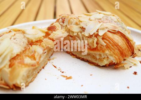 Nahaufnahme einer köstlichen Mandelcreme-Füllung oder Frangipan eines französischen Mandelcroissants Stockfoto