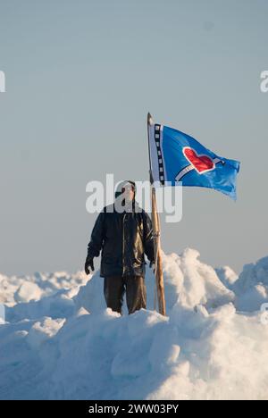 Ned Arey, nachdem er im Frühling auf dem Packeis über der Chukchi-See vor der Küste von Utqiagvik Alaska einen Rundwal gefangen hat Stockfoto