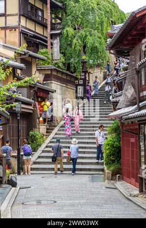 Kyoto, Japan - 15. Juni 2016: Touristen auf den alten Straßen von Kyoto. Berühmt als Gegend für Geishas, ziehen sich Touristen oft in traditionellen Geisha-Kostümen an Stockfoto