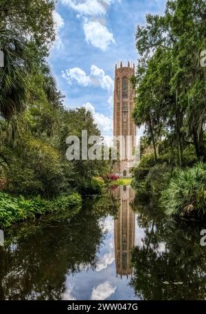 Der Sing Tower at Bok Tower Gardens ist ein National Historic Landmark im National Register of Historic Places auf dem Iron Mointain im Lake Wales Florid Stockfoto