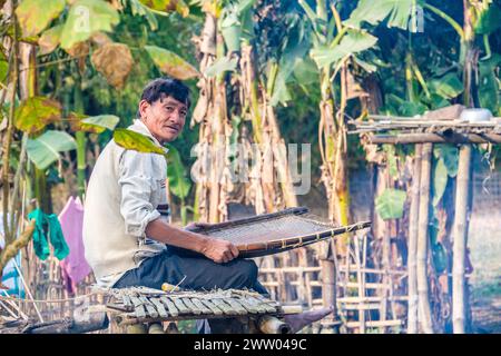 Indischer Mann, der mit Bambus arbeitet, Majuli Island, Assam, Indien Stockfoto