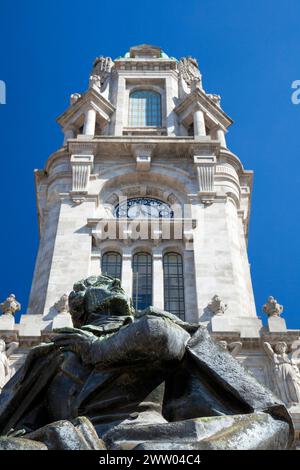 Portugal, Porto, Gebäude des Câmara Municipal (Rathaus) von Porto mit Details des Glockenturms und der Statue der Dichterin Almeida Garrett Stockfoto