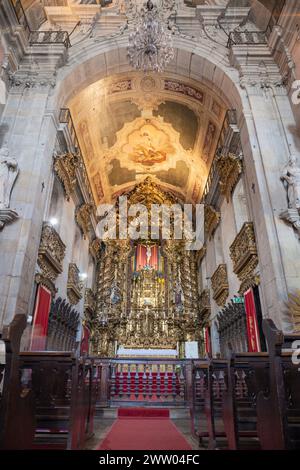 Portugal, Porto, Inneres der katholischen Kirche unserer Lieben Frau von Carmo (Igreja do Carmo) mit Blick auf den Goldenen Altar Stockfoto