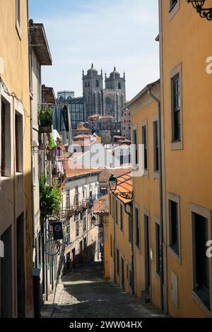 Portugal, Porto, Rua do Ferraz, eine kleine travessa in den Seitenstraßen des Viertels Ribeira mit Blick auf die Kathedrale von Porto Stockfoto