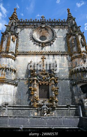 Portugal, Tomar, die Westfassade der Kirche des Konvents Christi (Convento de Cristo) mit dem Fenster des Chapterhouse Stockfoto