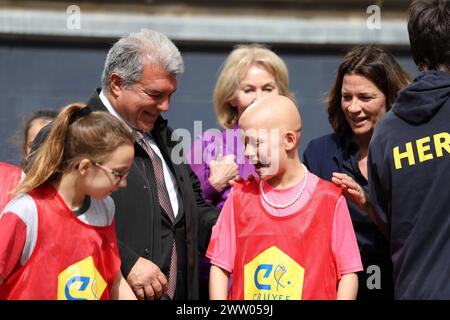 Sabadell, Barcelona, Spanien. März 2024. Barcelona Spanien 20.03.2024 Joan Laporta (Präsident des FC Barcelona) lächelt mit einem Kind während der Hommage an Johan Cruyff in der Escola La Sagrera am 20. März 2024 in Barcelona. (Kreditbild: © Xavi Urgeles/ZUMA Press Wire) NUR REDAKTIONELLE VERWENDUNG! Nicht für kommerzielle ZWECKE! Stockfoto