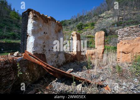 Portugal, Bezirk Coimbra, in der Nähe von Góis, Coicoos, Ruinen der „Ziegenhütte“ mit Überresten von Steinmauern nach den verheerenden Bränden von 2017 Stockfoto