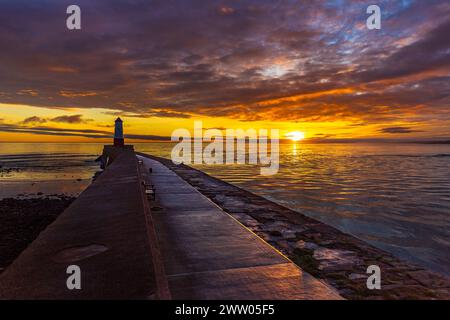 Sonnenaufgang am Berwick Pier und dem nördlichsten Leuchtturm Englands Stockfoto