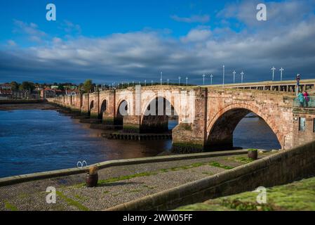 Die Berwick Bridge wurde in den 1920er Jahren auf Befehl von James I./VI gebaut, obwohl die Royal Tweed Bridge häufiger als Old Bridge bezeichnet wurde Stockfoto