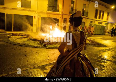 Carcaixent, Valencia, Spanien, einer der Fallas am St. Josephs Tag. Am 19. März jedes Jahres werden die Kunstdenkmäler vor der Menge verbrannt und von den Falleras-Mayores der Falla bezeugt, dass die Feuerwehrleute dafür sorgen, dass die Verbrennung ordnungsgemäß erfolgt. Stockfoto