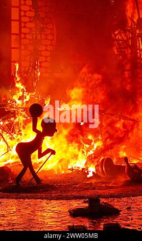 Carcaixent, Valencia, Spanien, einer der Fallas am St. Josephs Tag. Am 19. März jedes Jahres werden die Kunstdenkmäler vor der Menge verbrannt und von den Falleras-Mayores der Falla bezeugt, dass die Feuerwehrleute dafür sorgen, dass die Verbrennung ordnungsgemäß erfolgt. Stockfoto