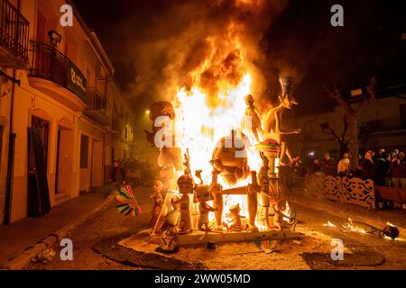 Carcaixent, Valencia, Spanien, einer der Fallas am St. Josephs Tag. Am 19. März jedes Jahres werden die Kunstdenkmäler vor der Menge verbrannt und von den Falleras-Mayores der Falla bezeugt, dass die Feuerwehrleute dafür sorgen, dass die Verbrennung ordnungsgemäß erfolgt. Stockfoto