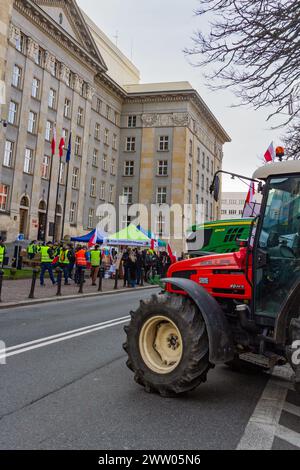 Bauernprotest. Kattowitz, Schlesien, Polen, 20. März 2024. Polnische Bauern blockieren die Straßen in der Nähe des Provinzbüros. Stockfoto