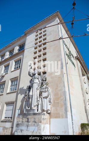 Portugal, Provinz Beira Litoral, Coimbra, Gebäude der Medizinischen Fakultät (Faculdade de Medicina) mit neoklassizistischer Statue von Athena Stockfoto