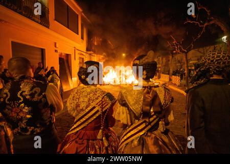 Carcaixent, Valencia, Spanien, einer der Fallas am St. Josephs Tag. Am 19. März jedes Jahres werden die Kunstdenkmäler vor der Menge verbrannt und von den Falleras-Mayores der Falla bezeugt, dass die Feuerwehrleute dafür sorgen, dass die Verbrennung ordnungsgemäß erfolgt. Stockfoto