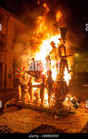 Carcaixent, Valencia, Spanien, einer der Fallas am St. Josephs Tag. Am 19. März jedes Jahres werden die Kunstdenkmäler vor der Menge verbrannt und von den Falleras-Mayores der Falla bezeugt, dass die Feuerwehrleute dafür sorgen, dass die Verbrennung ordnungsgemäß erfolgt. Stockfoto