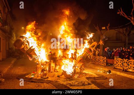 Carcaixent, Valencia, Spanien, einer der Fallas am St. Josephs Tag. Am 19. März jedes Jahres werden die Kunstdenkmäler vor der Menge verbrannt und von den Falleras-Mayores der Falla bezeugt, dass die Feuerwehrleute dafür sorgen, dass die Verbrennung ordnungsgemäß erfolgt. Stockfoto