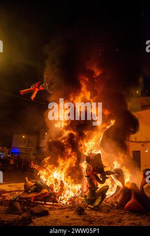 Carcaixent, Valencia, Spanien, einer der Fallas am St. Josephs Tag. Am 19. März jedes Jahres werden die Kunstdenkmäler vor der Menge verbrannt und von den Falleras-Mayores der Falla bezeugt, dass die Feuerwehrleute dafür sorgen, dass die Verbrennung ordnungsgemäß erfolgt. Stockfoto