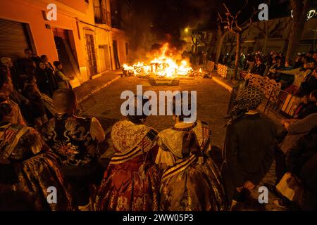 Carcaixent, Valencia, Spanien, einer der Fallas am St. Josephs Tag. Am 19. März jedes Jahres werden die Kunstdenkmäler vor der Menge verbrannt und von den Falleras-Mayores der Falla bezeugt, dass die Feuerwehrleute dafür sorgen, dass die Verbrennung ordnungsgemäß erfolgt. Stockfoto