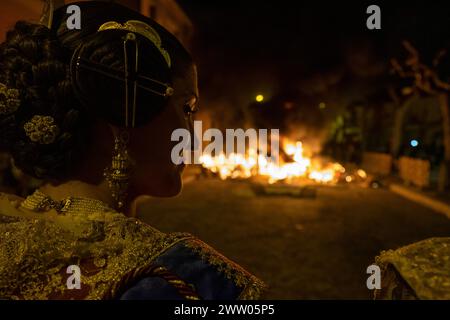 Carcaixent, Valencia, Spanien, einer der Fallas am St. Josephs Tag. Am 19. März jedes Jahres werden die Kunstdenkmäler vor der Menge verbrannt und von den Falleras-Mayores der Falla bezeugt, dass die Feuerwehrleute dafür sorgen, dass die Verbrennung ordnungsgemäß erfolgt. Stockfoto