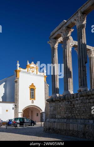 Portugal, Region Alentejo, Evora, der römische Tempel von Evora (Templo Romano de Evora) und die Kirche des hl. Johannes des Evangelisten Stockfoto