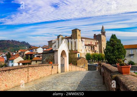 Italien. Beeindruckendes mittelalterliches Kloster Bormida und Schloss in regione Asti in Piemont (Piemont) Stockfoto
