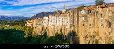 Wunderschöne italienische Dörfer. Sant'agata de Goti - beeindruckende mittelalterliche Stadt auf dem Felsen. Italien, Kampanien Stockfoto