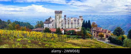 Mittelalterliche malerische Dörfer und Schlösser Italiens - Vigoleno mit herbstlichen Weinbergen in der Region Emilia-Romagna Stockfoto