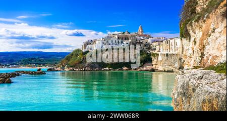 Italien reisen. Wunderschöne Küstenstadt Vieste in der Region Apulien. Italienische Sommerferien Stockfoto