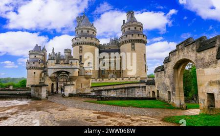 Berühmte französische Schlösser - beeindruckendes mittelalterliches Pierrefonds-Schloss. Frankreich, Region Oise Stockfoto