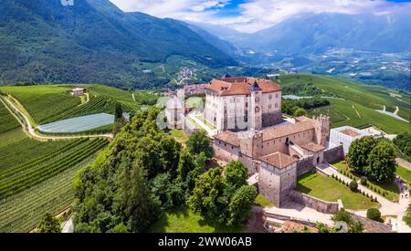 Mittelalterliche wunderschöne Schlösser Norditaliens - herrliche burg Thun zwischen den Apfelbäumen des Val di Non. Trentino, Provinz Trient. Antennen-dr Stockfoto