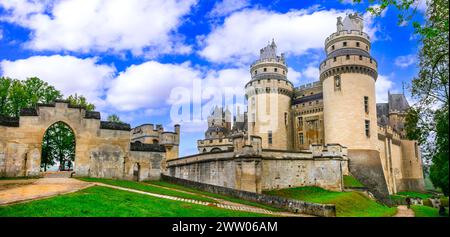 Berühmte französische Schlösser - beeindruckendes mittelalterliches Pierrefonds-Schloss. Frankreich, Region Oise Stockfoto