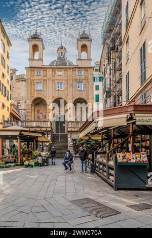 GENUA, ITALIEN - 20. MÄRZ 2021: Piazza Banchi, ein Platz im Viertel Molo, dem historischen Zentrum der Stadt, an der Kreuzung der Via Ponte reale, Via Stockfoto