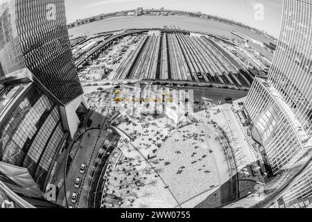 Public Square and Gardens at Hudson Yards, Bahnhöfe und gelbe Taxis auf der 11th Ave in Manhattan, USA. Blick von der oberen Ebene des Schiffes - Hu Stockfoto