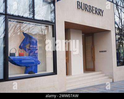 TOKIO, JAPAN - 19. März 2024: Ausstellung im Fenster eines Burberry-Geschäfts in Tokio Omotesando. Stockfoto