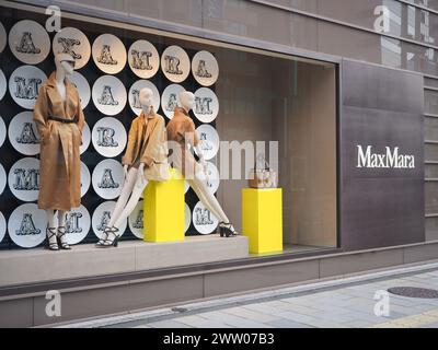 TOKIO, JAPAN - 19. März 2024: Ausstellung im Fenster eines Max Mara-Geschäfts in Tokio Omotesando. Stockfoto