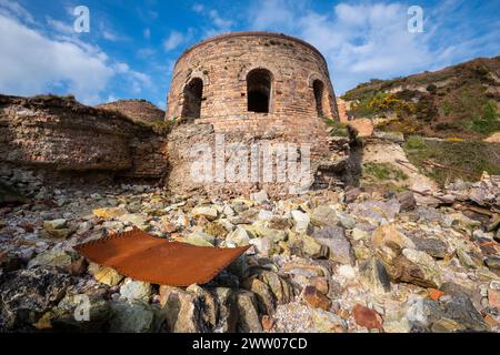 Überreste einer alten verlassenen Ziegelei in Porth Wen an der Nordküste von Anglesey, Nordwales. Stockfoto