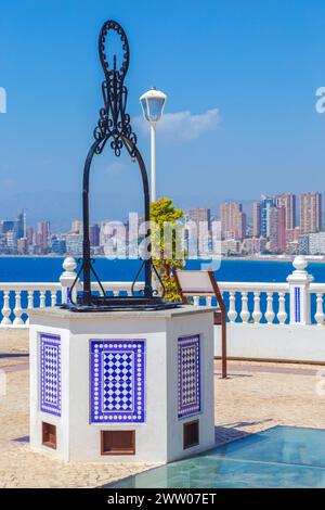 BENIDORM, SPANIEN - 13. AUGUST 2020: Blick auf die Wolkenkratzer der Stadt vom Balkon des Mittelmeers, Mirador del Castillo, mediterraner Aussichtspunkt Stockfoto