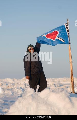 Ned Arey, nachdem er im Frühling auf dem Packeis über der Chukchi-See vor der Küste von Utqiagvik Alaska einen Rundwal gefangen hat Stockfoto