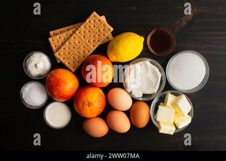 Blood Orange Cheesecake Tart Zutaten: Himbeerorangen, Frischkäse und andere Zutaten für eine Käsekuchen-Tarte in graham Cracker-Kruste Stockfoto